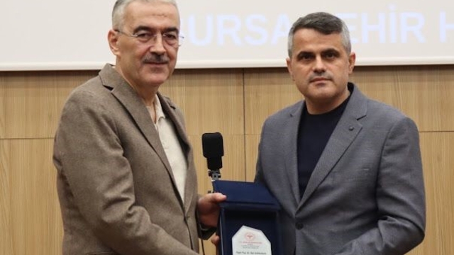 1 yılda 3 bin 766 ameliyat yapan doktora ödül
Bursa Valisi Erol Ayyıldız, bir yılda 3 bin 766 ameliyat yapan Şehir Hastanesi doktoru Prof. Dr. Nail Kahraman'a Tıp Bayramı'nda plaket takdim etti