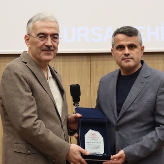 1 yılda 3 bin 766 ameliyat yapan doktora ödül
Bursa Valisi Erol Ayyıldız, b...