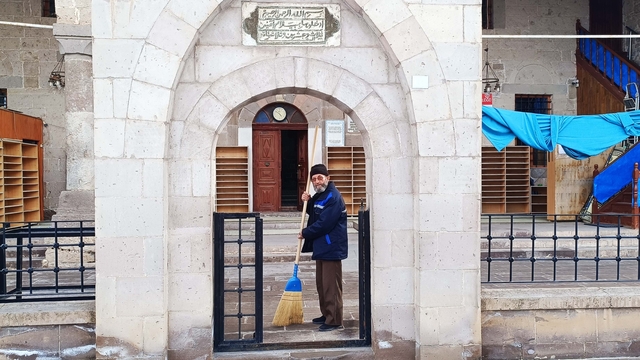 678 yıllık caminin gönüllü olarak temizliğini yapıyor