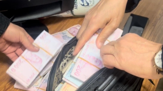 Kaldırımda bulunan para dolu çanta sahibine teslim edildi