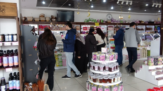 Isparta'nın gül lokumuna bayram öncesi yoğun talep
Ramazan Bayramı öncesinde 40 farklı çeşitte üretilen gül lokumlarında stoklar neredeyse tükendi