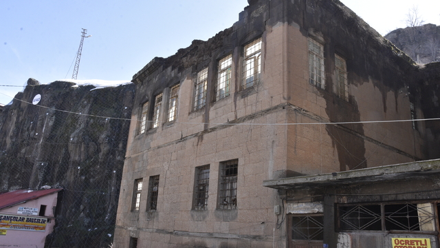 Bitlis'te tarihi evler yağışın da etkisiyle yıkılmaya başladı