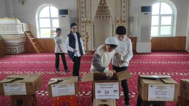 Minik yüreklerden büyük vefa: Kur'an kursu öğrencileri Ramazan sevinicini paylaştı