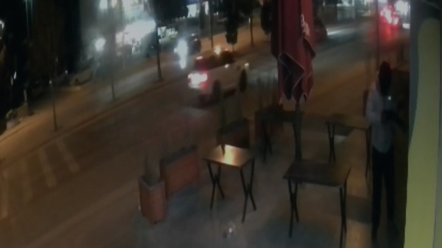 Konya'da iş yeri kurşunlayan 3 kişi tutuklandı
Önce akrabasına "Dükkanını bana devredeceksin" diyen, sonra para verip kurşunlatan azmettirici, kurşunlayan ve yardım eden 3 kişi polis tarafından yakalandıktan sonra tutuklandı