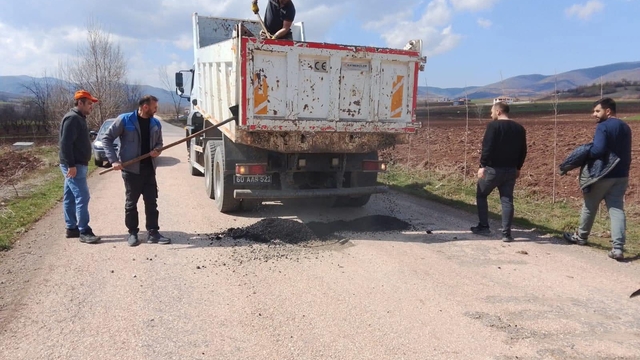 Almus'ta grup yollarında yama çalışmaları başladı