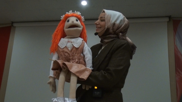 Hasret Öğretmen, 'Tarçın' ile çocukları güldürüyor