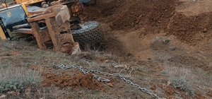 Tokat'ta uçuruma yuvarlanan traktörü kurtarmaya giden kepçe de devrildi