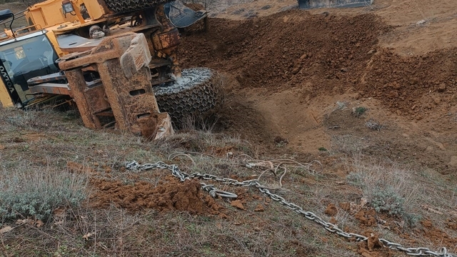 Tokat'ta uçuruma yuvarlanan traktörü kurtarmaya giden kepçe de devrildi