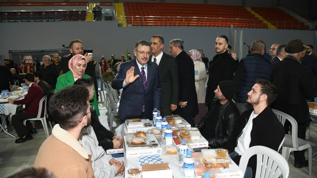 Trabzon'da Büyükşehir'in iftar sofralarında yüzbinler oruç açtı