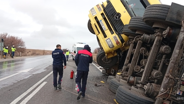 Balık yemi yüklü tır devrildi