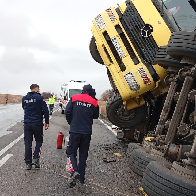 Balık yemi yüklü tır devrildi