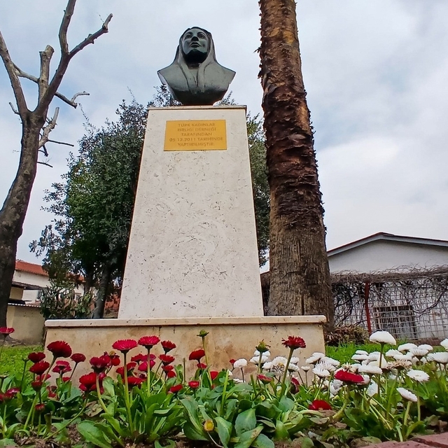 Efeler'de Gül Esin Parkı yeni yüzüyle hizmete açıldı