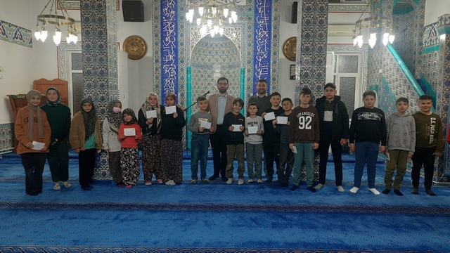 Son teravih namazının ardından camiye devam eden çocuklara harçlık ödülü verildi