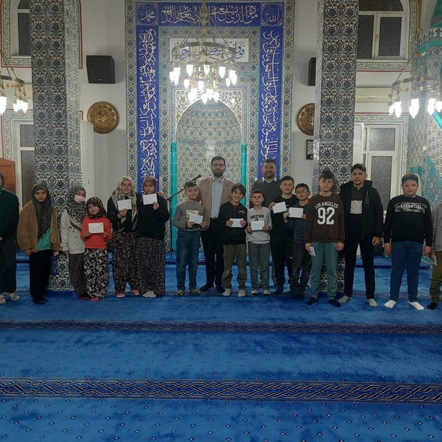 Son teravih namazının ardından camiye devam eden çocuklara harçlık ödülü ve...