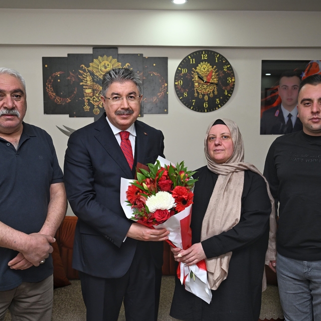 Vali Yılmaz'dan şehit Jandarma Uzman Onbaşı Tarkan Karaca'nın ailesine ziya...