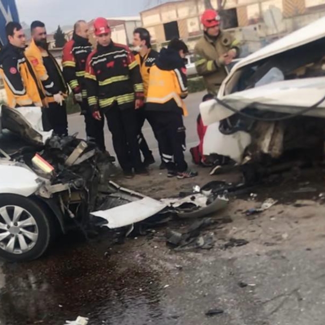 Bandırma'da 4 araçlı zincirleme kaza: 1 ölü, 1 yaralı