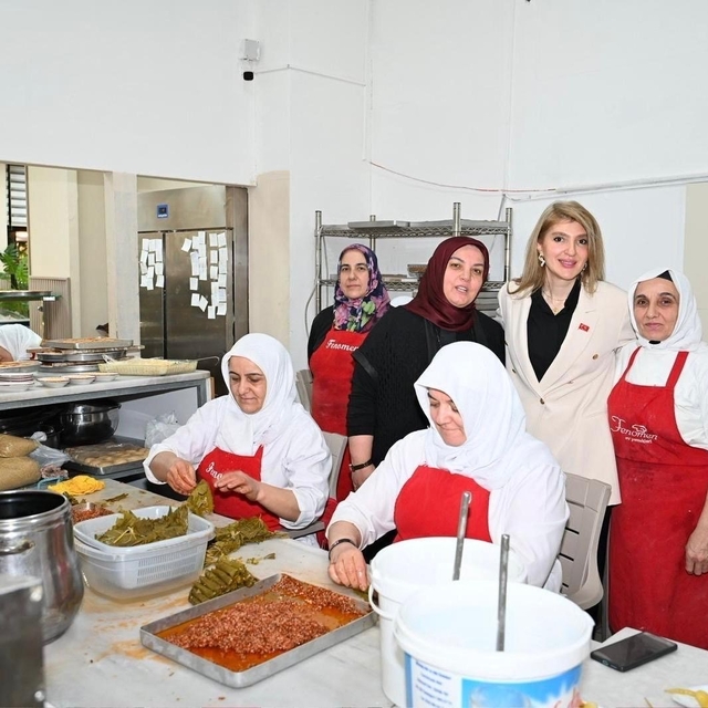 Milletvekili Ölmeztoprak esnafla buluştu, hanelere misafir oldu