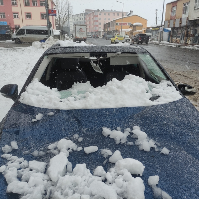 Üzerine çatıdan kar kütlesi düşen otomobil kullanılamaz hale geldi
