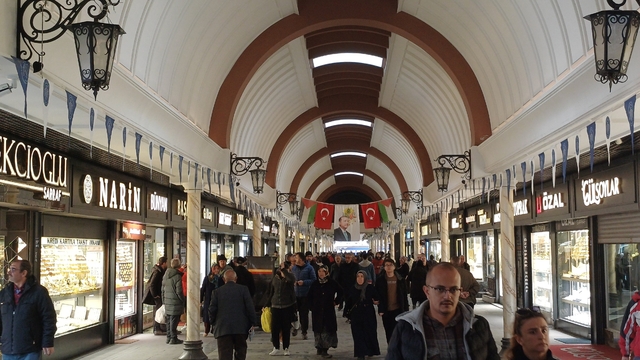 Kayseri'de bayram hareketliliği
Esnaf Yasin Güzel:
"Kayseri'de bayram yoğunluğu yaşanıyor"