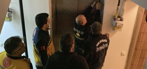 Asansörde mahsur kalanların yardımına itfaiye ekipleri koştu İki gün üst üste asansörde mahsur kalan kadınlar büyük panik yaşadı