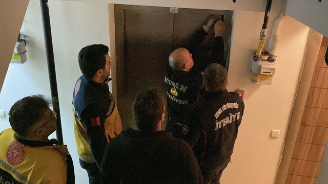 Asansörde mahsur kalanların yardımına itfaiye ekipleri koştu
İki gün üst üste asansörde mahsur kalan kadınlar büyük panik yaşadı