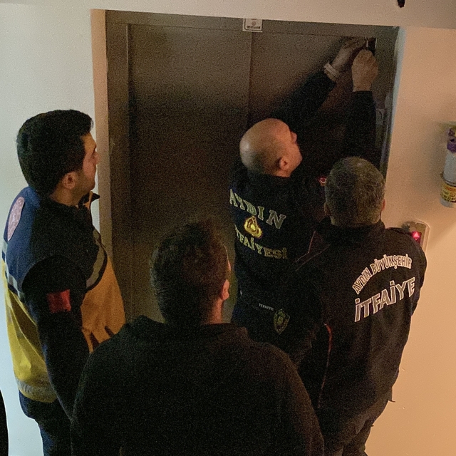 Asansörde mahsur kalanların yardımına itfaiye ekipleri koştu
İki gün üst üs...