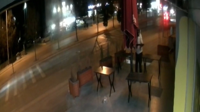 Akrabasının kendisine devretmediği iş yerini kurşunlattı; 3 tutuklama