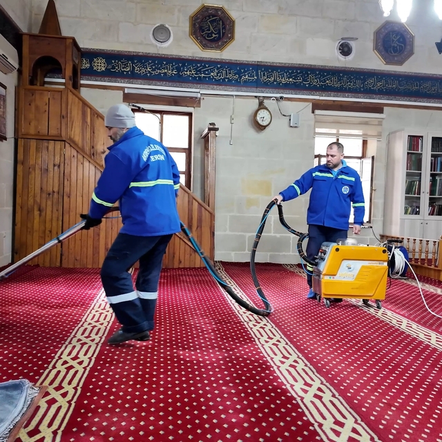 Akdeniz'de bayram öncesi camilerde yoğun temizlik mesaisi