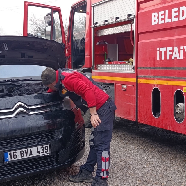 Seyir halindeki minibüste yangın paniği