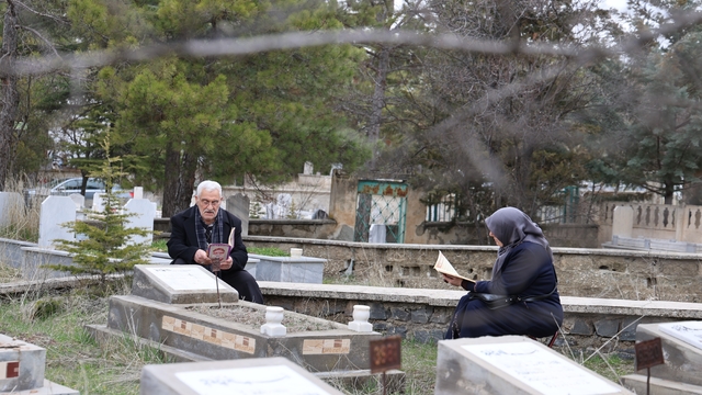 Elazığ'da mezarlıklarda ziyaretçi yoğunluğu
