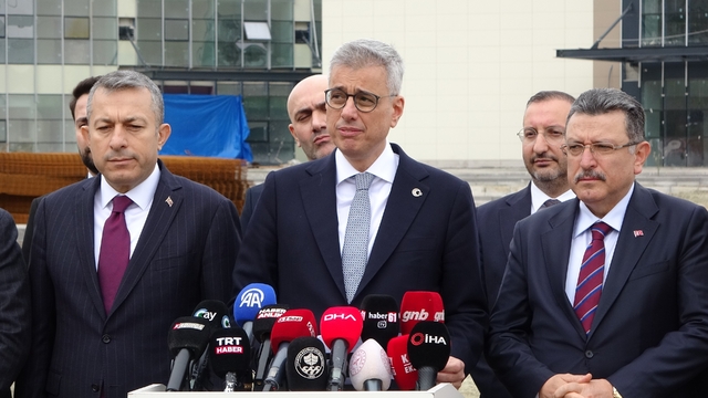 Bakan Memişoğlu Trabzon Şehir Hastanesi için "Kayıyor" eleştirilerine cevap verdi
Sağlık Bakanı Kemal Memişoğlu:
"Trabzon Şehir Hastanesi'nde yapı güvenliğini olumsuz etkileyecek bir oturma, dönme veya yanal öteleme kaynaklı stabilite kusuruna rastlanmamıştır"