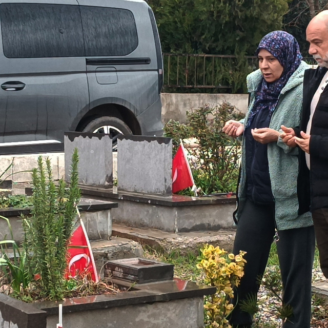Depremzedeler arife gününde yakınlarının mezarlarını ziyaret etti