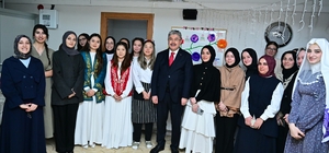 Vali Yılmaz, kız yurdunda kalan uluslararası öğrencilerle iftar yaptı