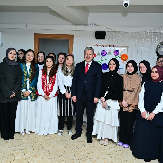 Vali Yılmaz, kız yurdunda kalan uluslararası öğrencilerle iftar yaptı