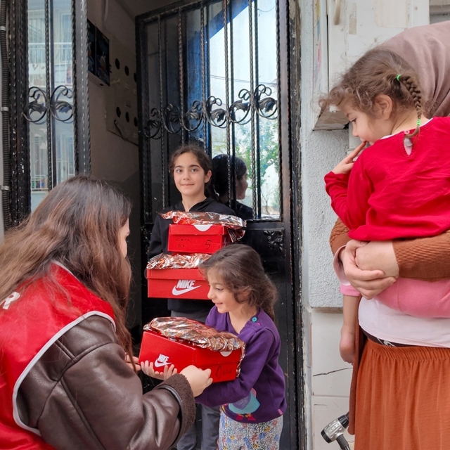 Başkan Yetişkin'den çocuklara bayram hediyesi