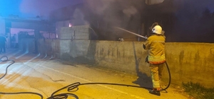 Reyhanlı'da konteyner alevlere teslim oldu