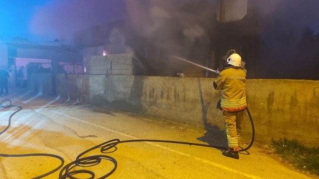 Reyhanlı'da konteyner alevlere teslim oldu