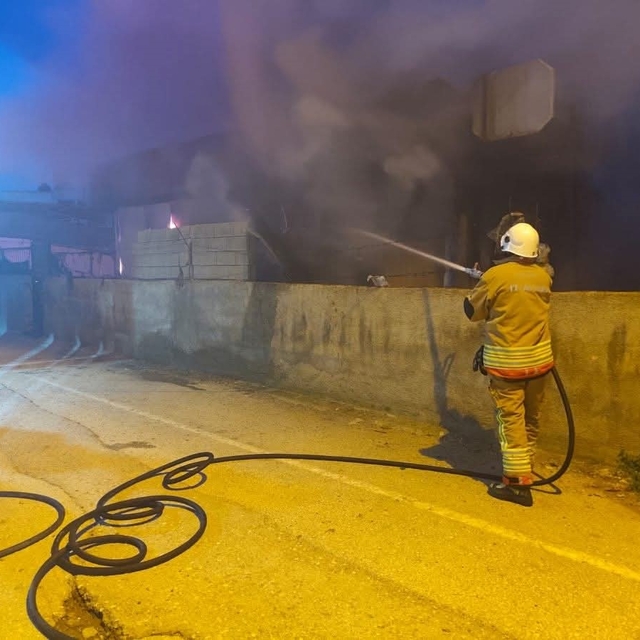 Reyhanlı'da konteyner alevlere teslim oldu