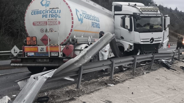 Mazot yüklü tanker kontrolden çıkarak karşı şeride geçti