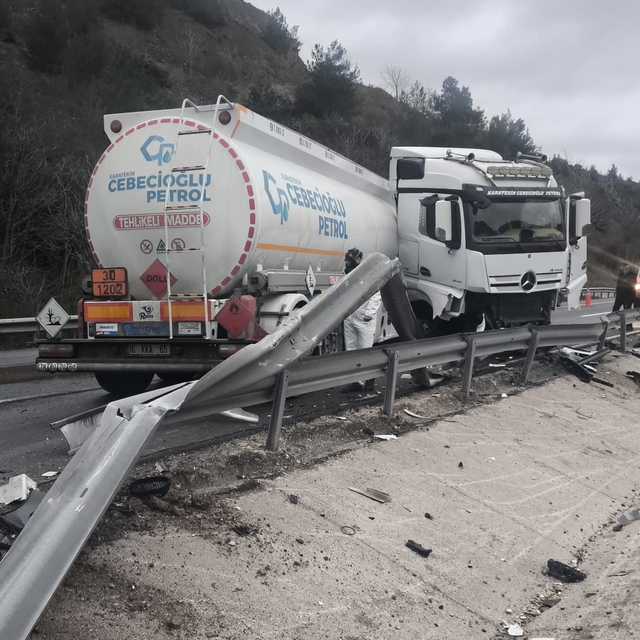 Mazot yüklü tanker kontrolden çıkarak karşı şeride geçti