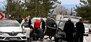 Hafif ticari araçla otomobil çarpıştı: 1 ölü, 3 yaralı