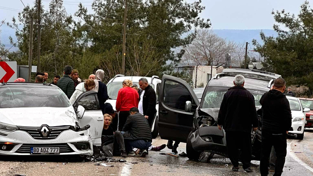 Hafif ticari araçla otomobil çarpıştı: 1 ölü, 3 yaralı