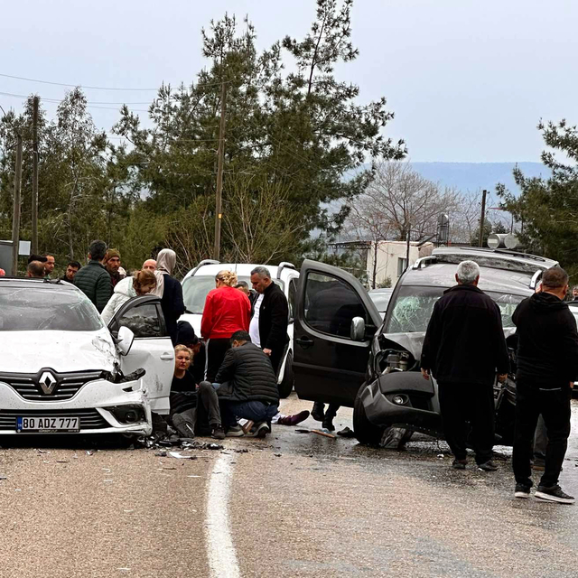 Hafif ticari araçla otomobil çarpıştı: 1 ölü, 3 yaralı