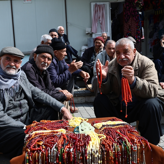 Kahramanmaraş'ta Ulu Cami Meydanı'nın müdavimleri