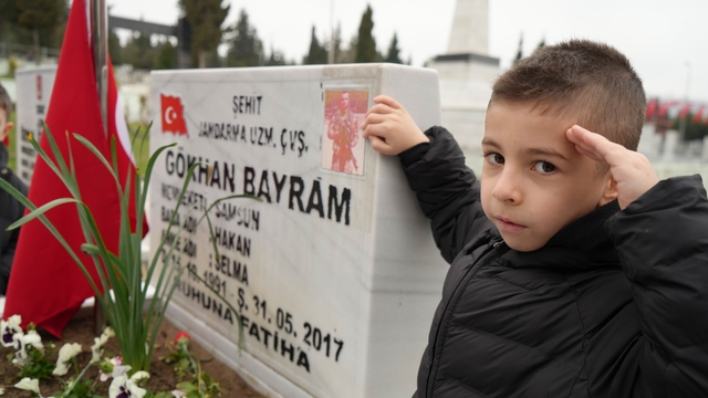 Samsun'da mezarlıklar ziyaretçilerle doldu taştı: Şehitliklerde hüzün