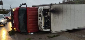 Bursa'da direksiyon hakimiyetini kaybeden sürücü fabrikaya çarptı: 2 yaralı