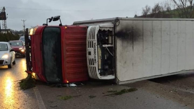 Bursa'da direksiyon hakimiyetini kaybeden sürücü fabrikaya çarptı: 2 yaralı