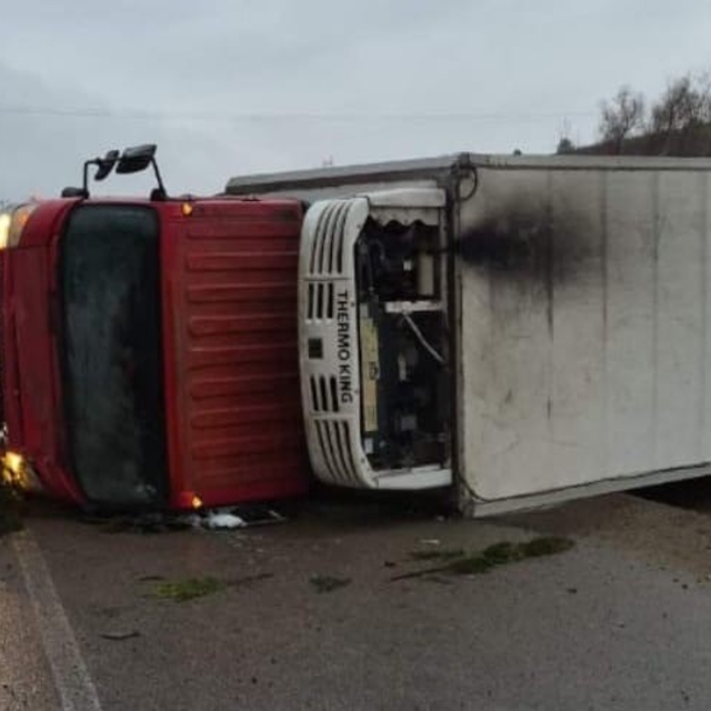 Bursa'da direksiyon hakimiyetini kaybeden sürücü fabrikaya çarptı: 2 yaralı