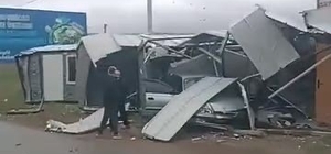 Bursa’da kontrolden çıkan otomobil prefabrik yapıya girdi