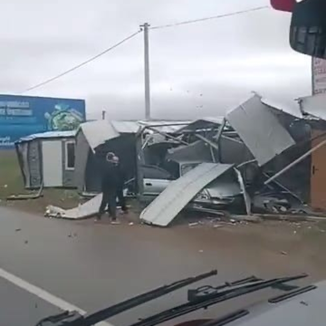 Bursa'da kontrolden çıkan otomobil prefabrik yapıya girdi